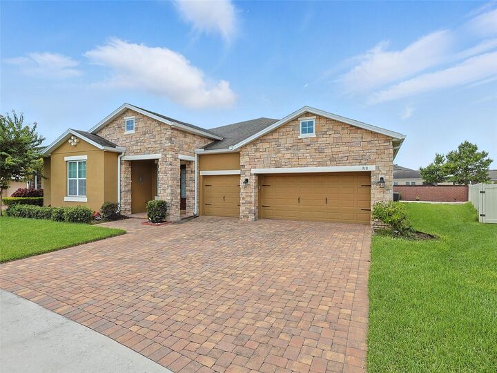 Property Photo: 918 Blackthorn Drive FL 32703