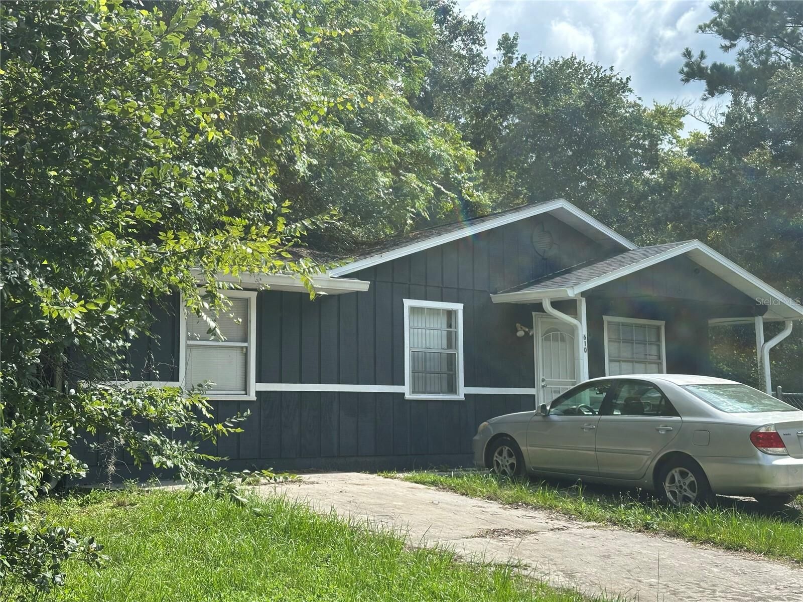 Property Photo:  610 Iris Street  FL 34601 