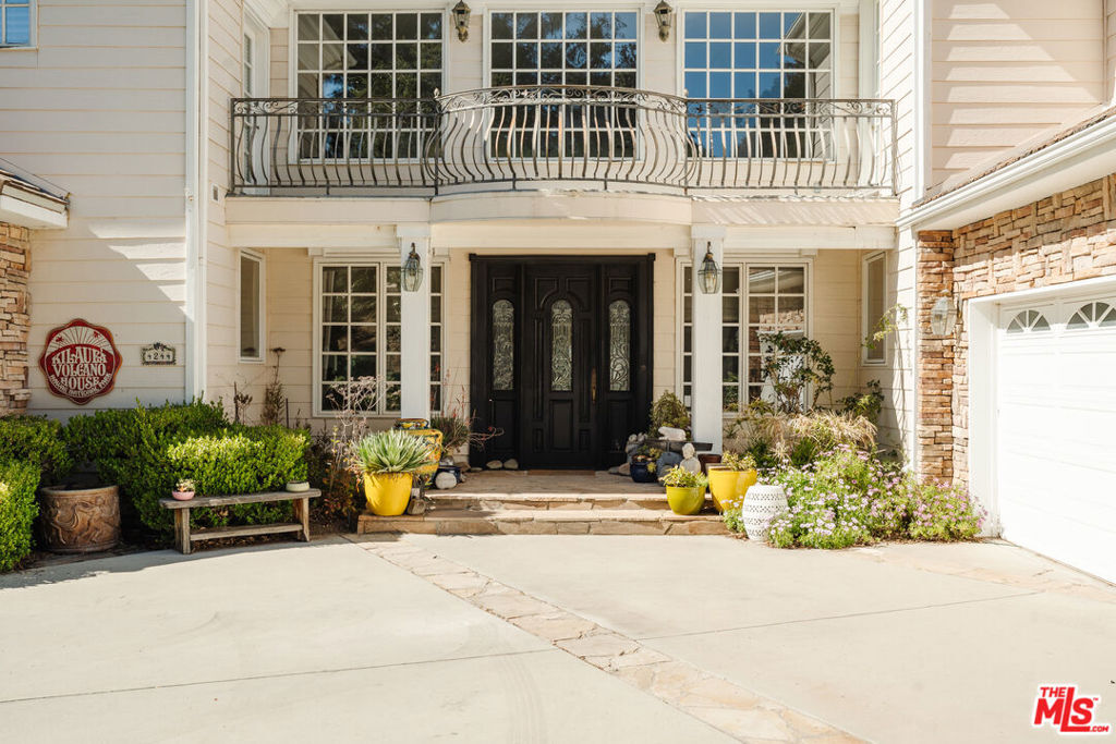 Property Photo:  4244 Balcony Drive  CA 91302 