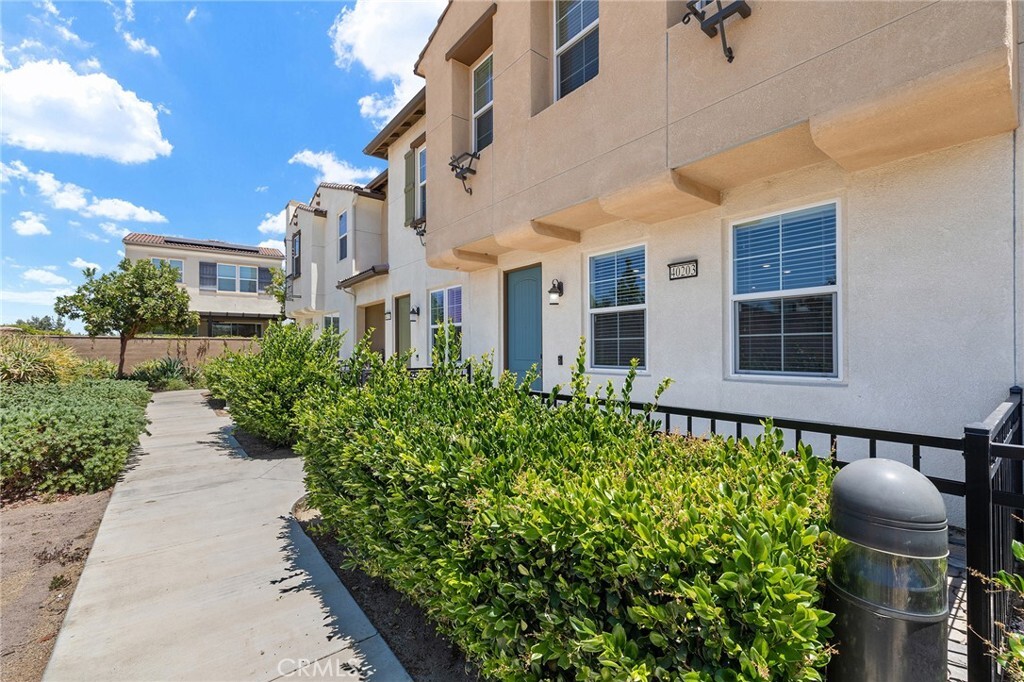 Property Photo: 40203 Calle Real CA 92563
