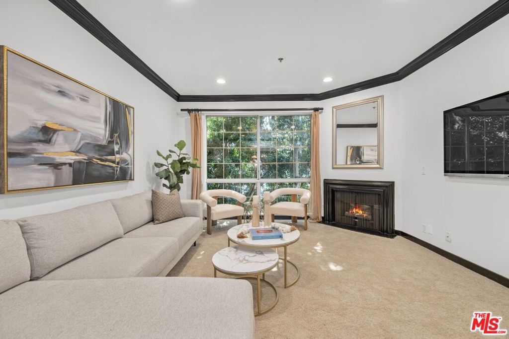 585 N Rossmore Avenue 409  Los Angeles CA 90004 photo