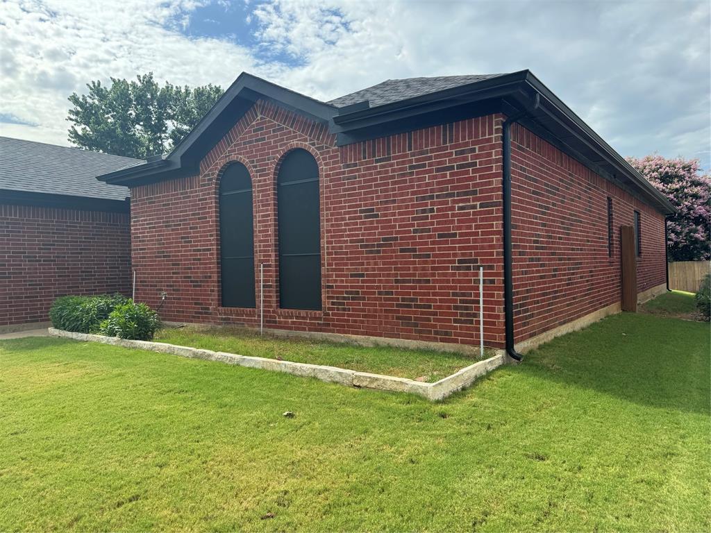 Property Photo: 1417 Loma Linda Terrace TX 76210