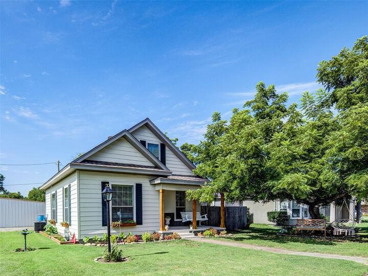 Property Photo: 502 E Collom Street TX 76234