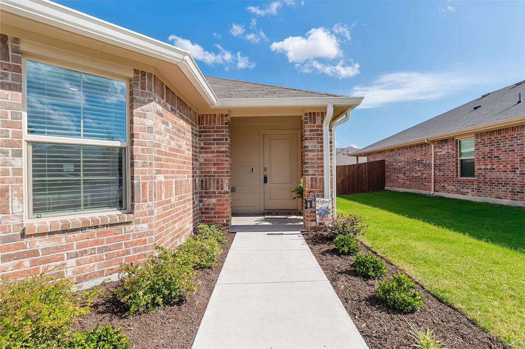 Property Photo: 609 Whitecomb Lane TX 76247