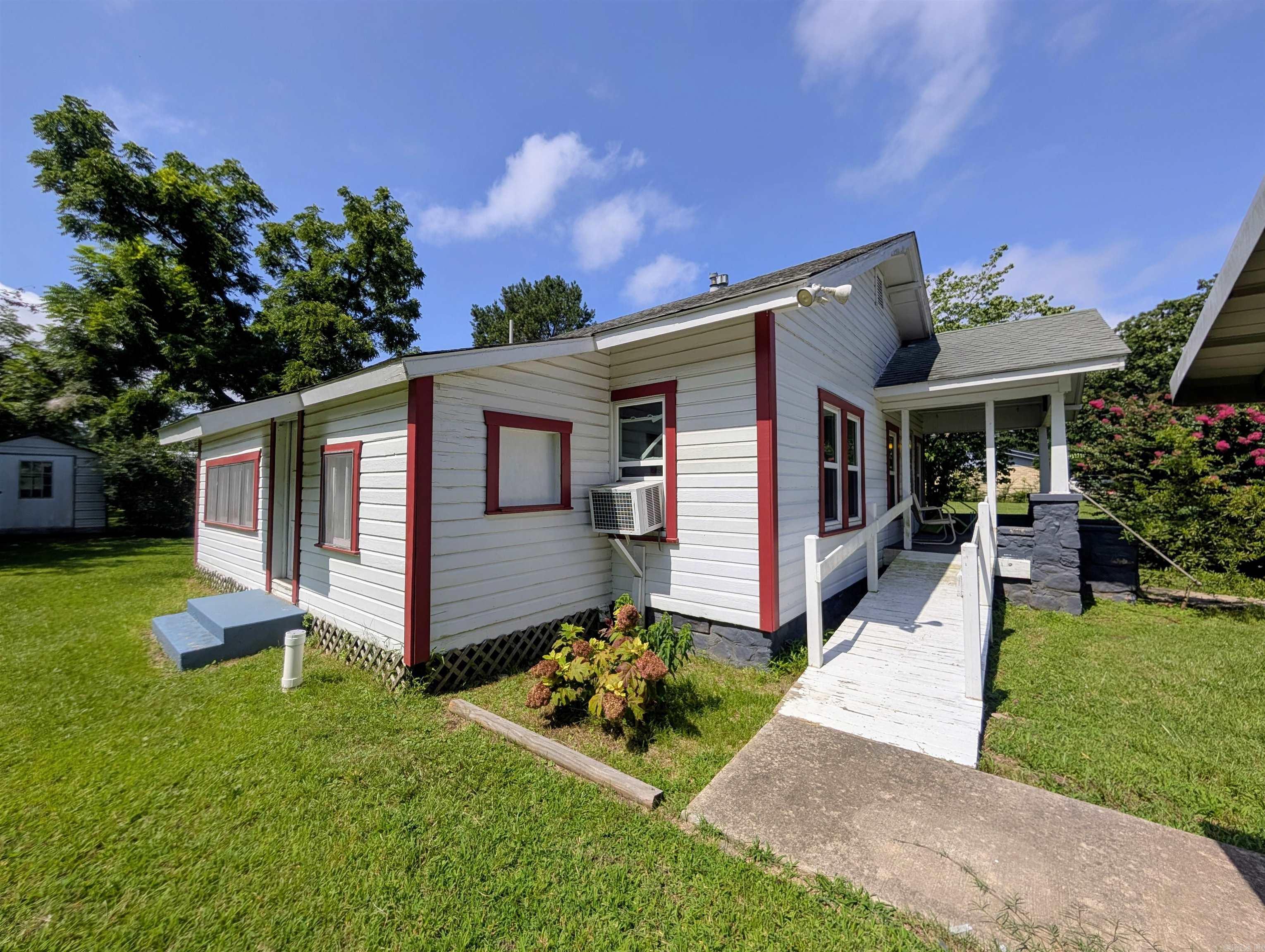 Property Photo:  611 Hornbeck  AR 71953 
