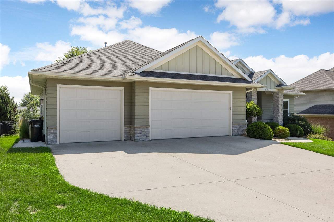 Property Photo: 1040 Meadowlark Dr IA 52246
