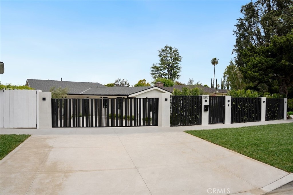 Property Photo: 13817 Valley Vista Blvd CA 91423