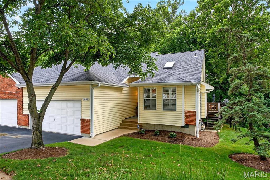 1909 King Arthur Court  St Louis MO 63146 photo
