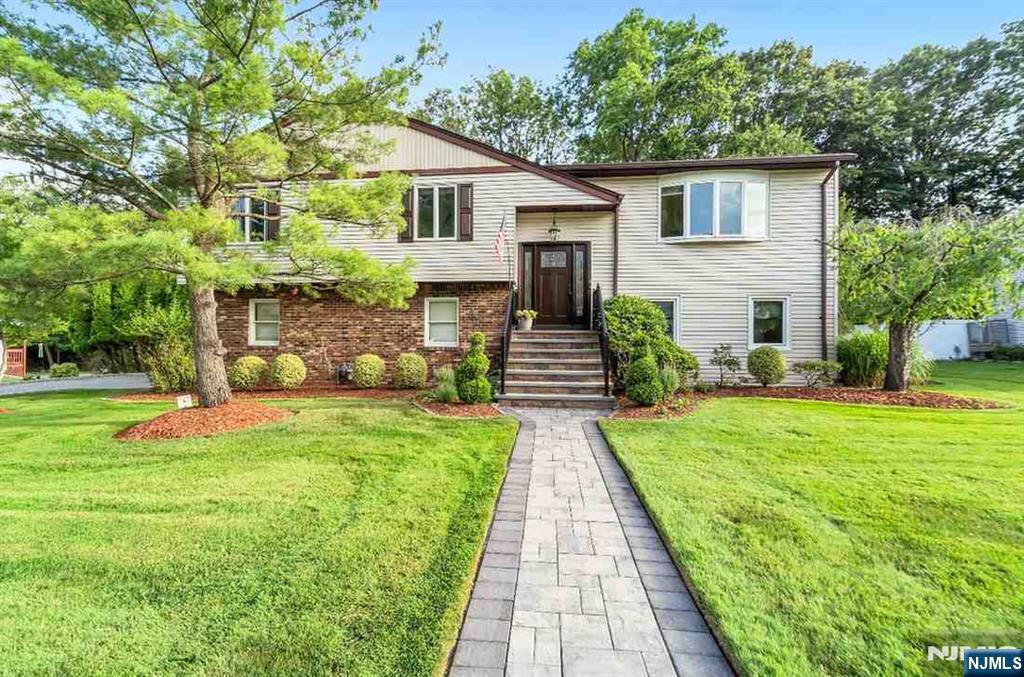 Property Photo: 6 Gateway Court NJ 07463