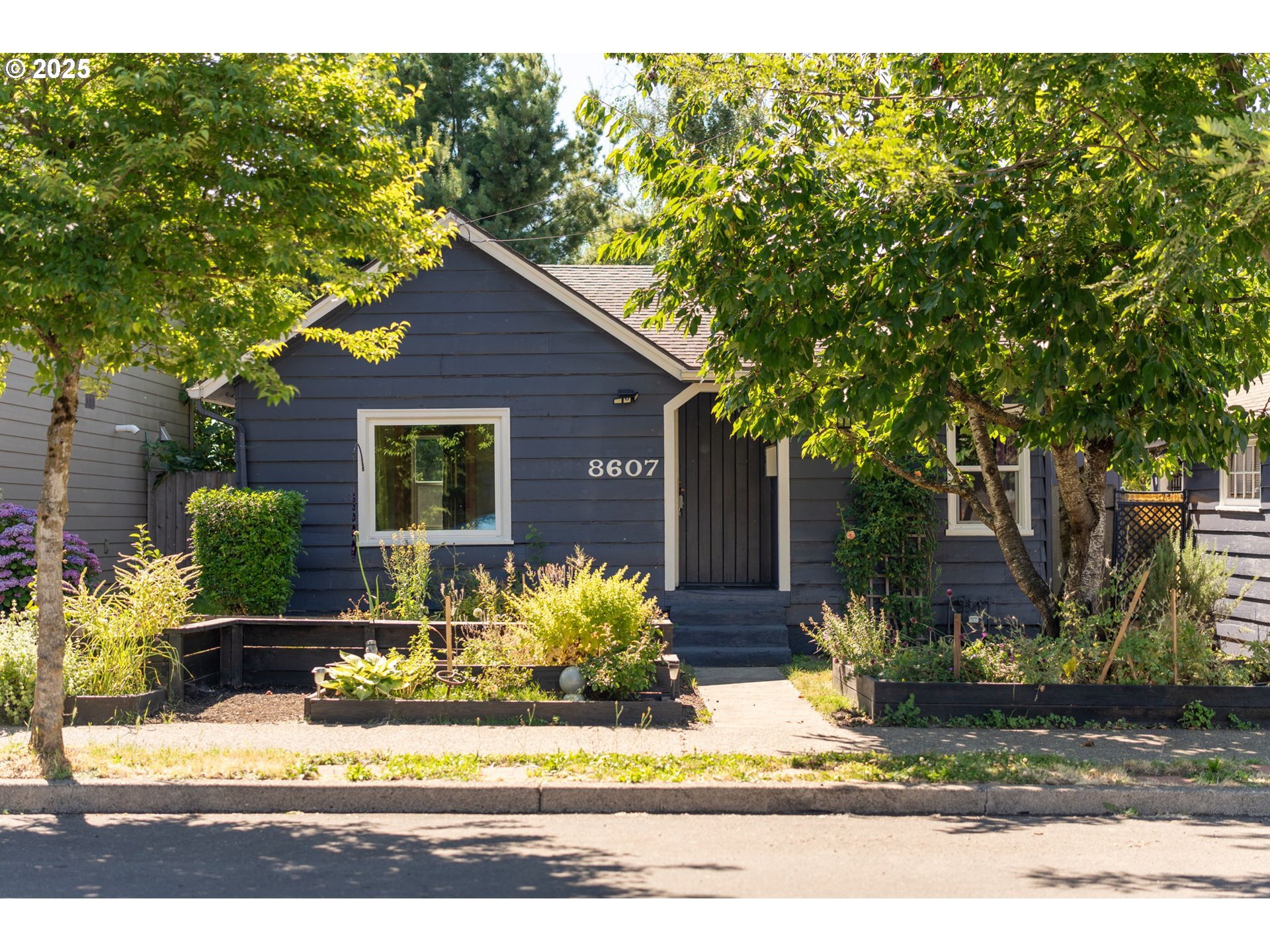 Property Photo: 8607 N Curtis Ave OR 97217