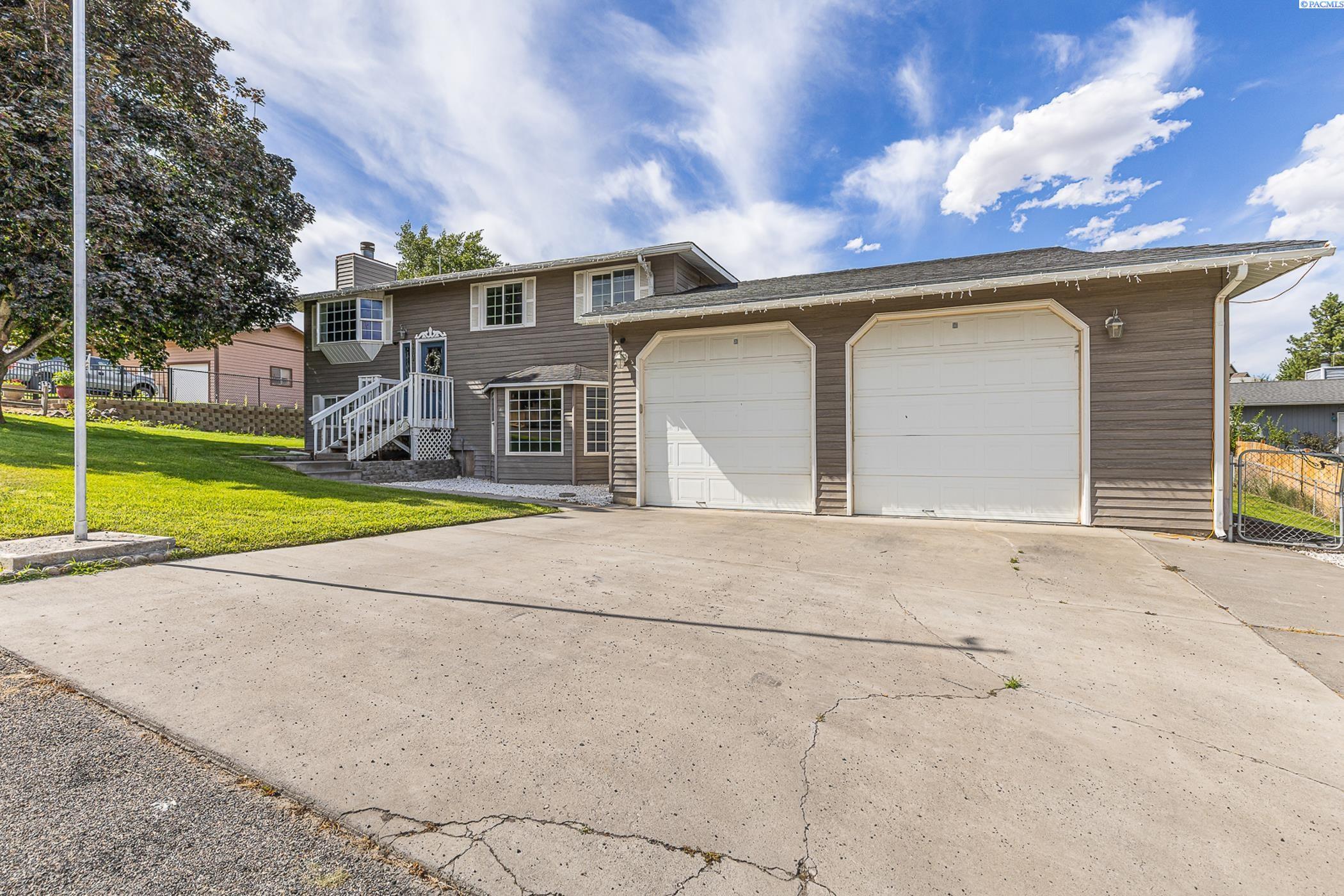 Property Photo:  1104 Leslie Ln  WA 99320-4501 