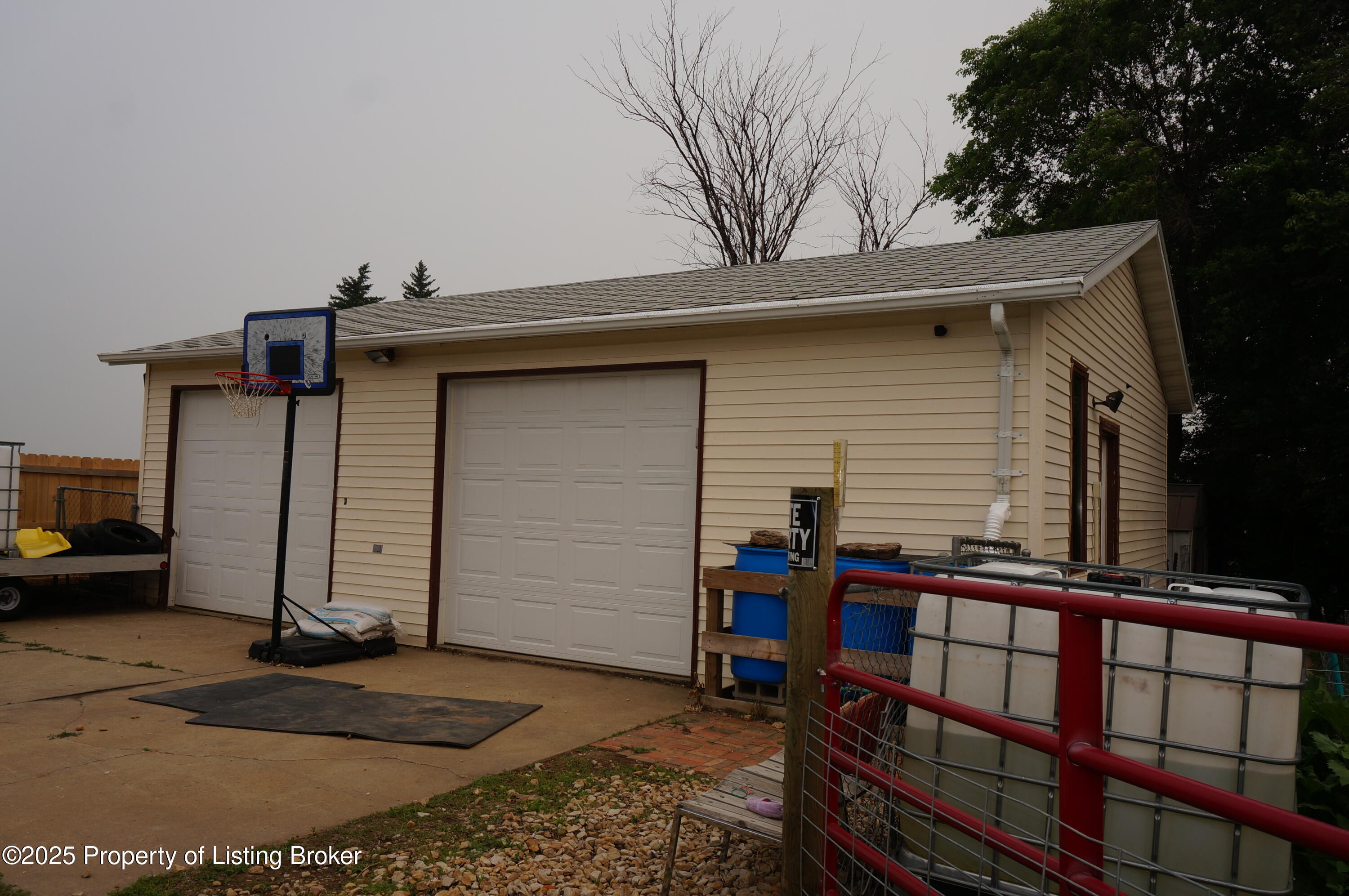 Property Photo: 178 Suncrest Ave ND 58601