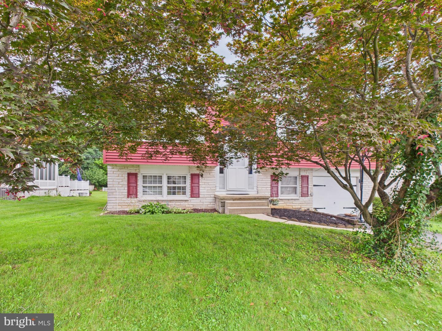 Property Photo: 1554 Princess Anne Drive PA 17601