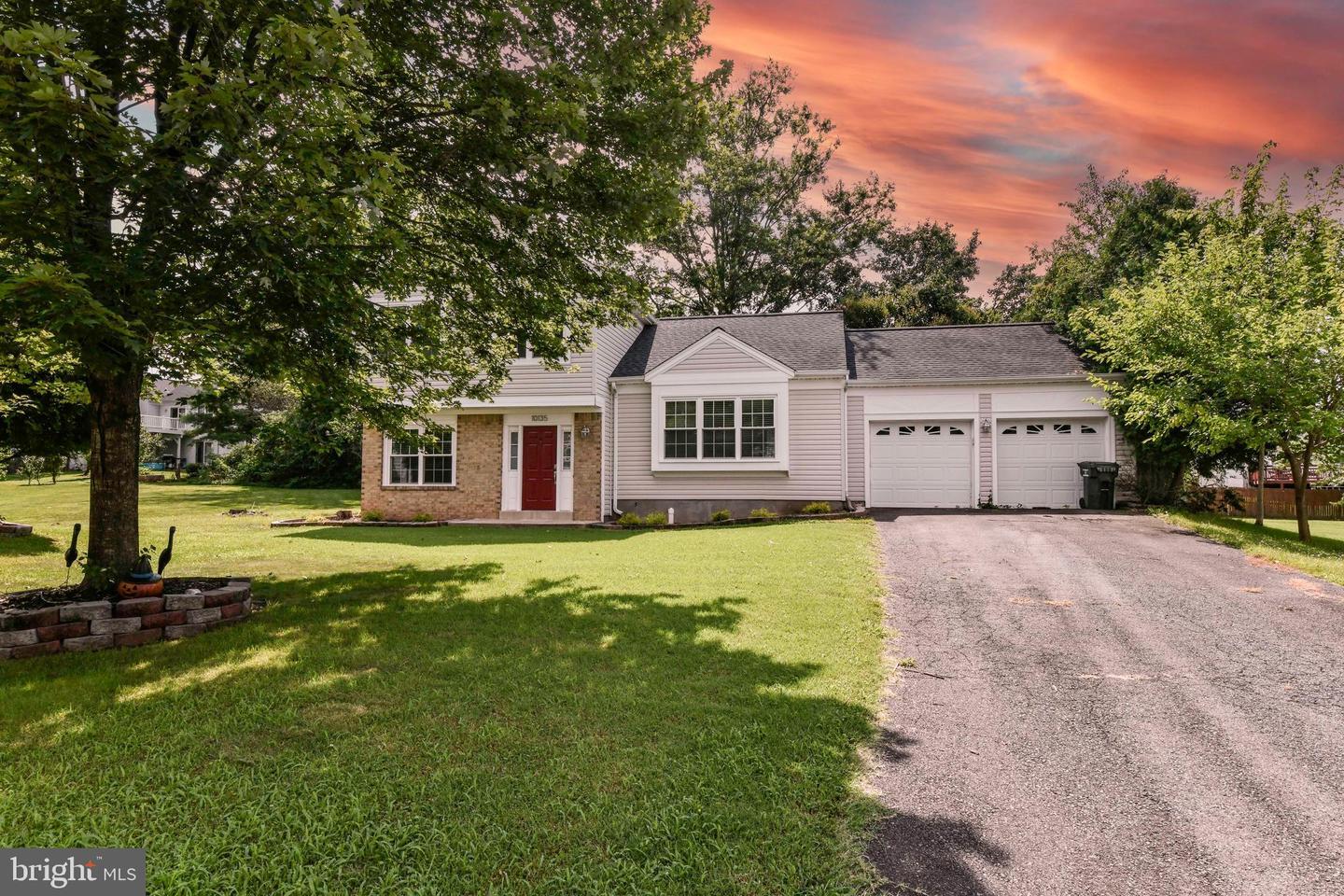 Property Photo:  10135 Forest Hill Circle  VA 20110 