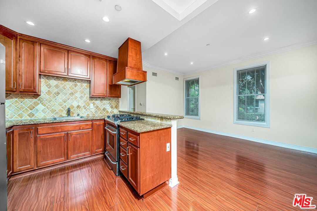 Property Photo:  1236 N Flores St  CA 90069 