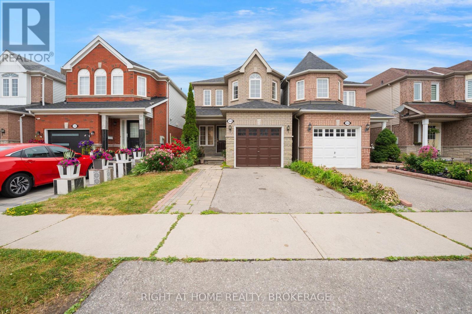 Property Photo:  1528 Avonmore Square North  ON L1V 7H3 