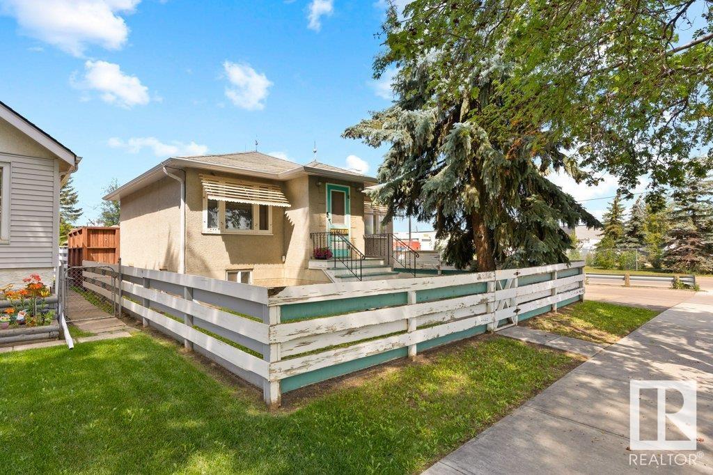 Photo de la propriété:  12052 69 Street NW  AB T5B 1S6 