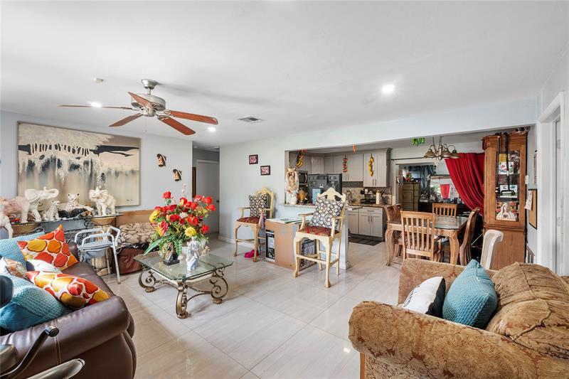Property Photo: 2250 Island Dr FL 33023