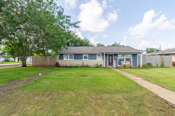 Property Photo:  2001 N Avenue H  TX 77541 