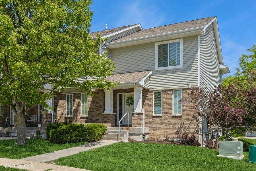 208 Broadmoor Ln  Iowa City IA 52245 photo
