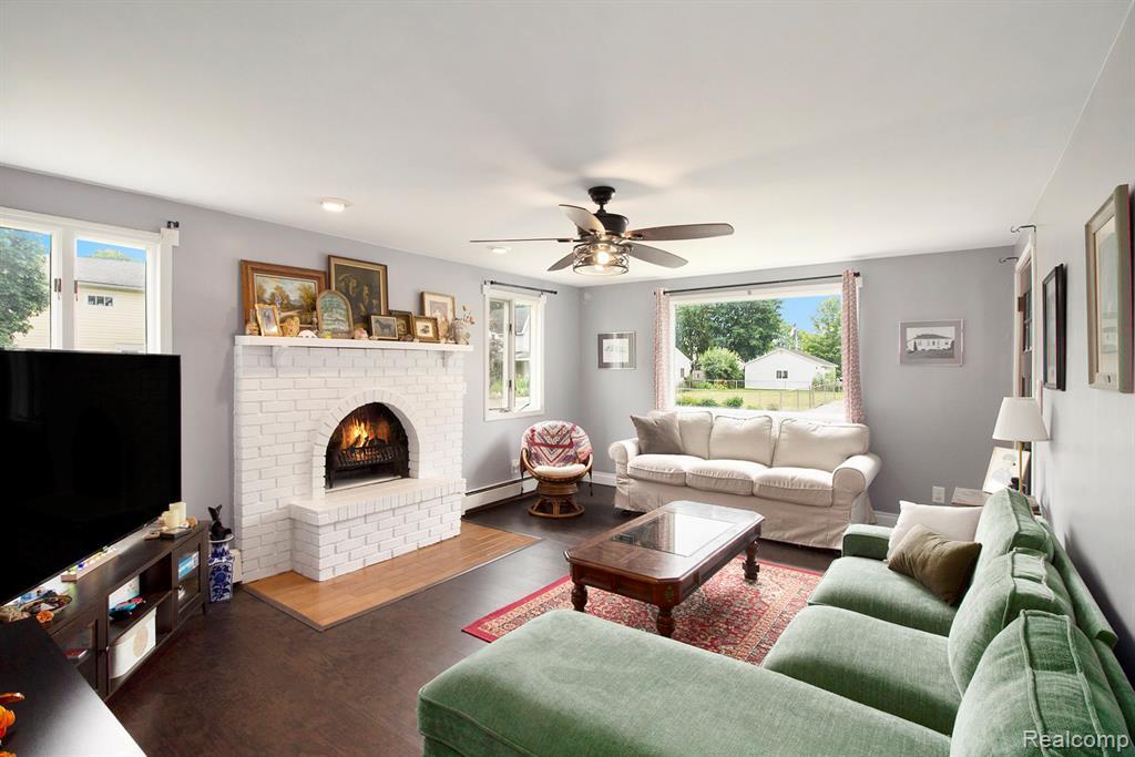 Property Photo: 405 Schoolhouse Street MI 48462 8601