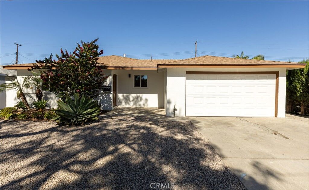Property Photo: 2225 S Manitoba Drive CA 92704