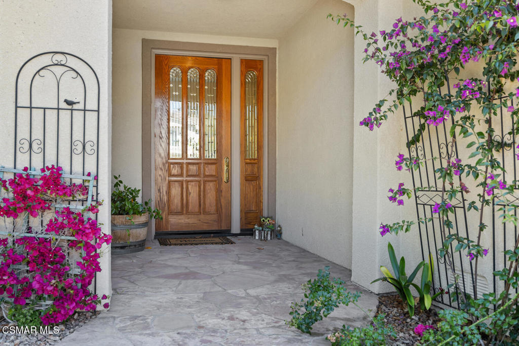 Property Photo: 688 Via Vista CA 91320