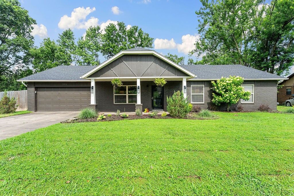 Property Photo:  2906 W Parkwood Drive  AR 72756 