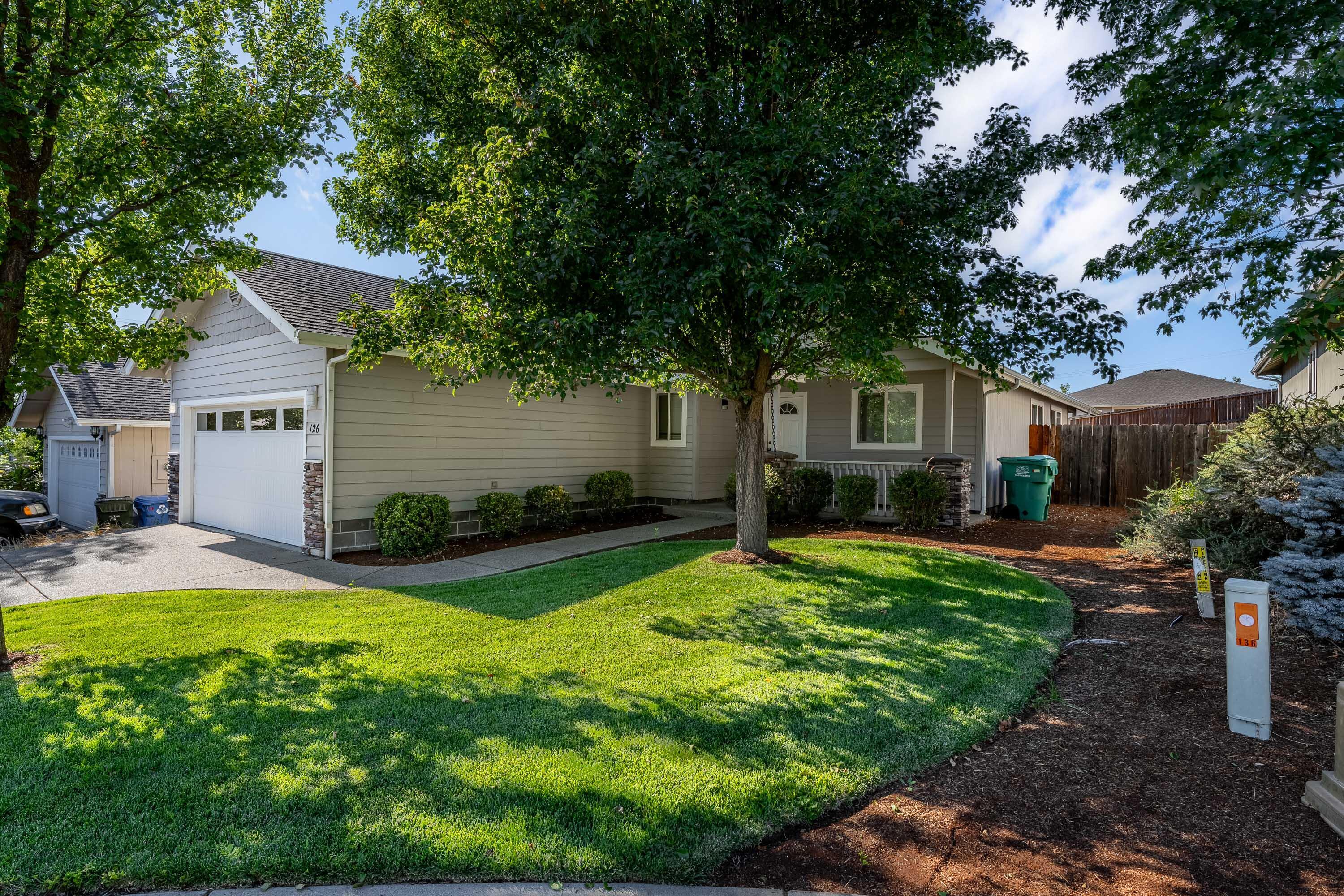 Property Photo:  126 SE Aztec Court  OR 97527 