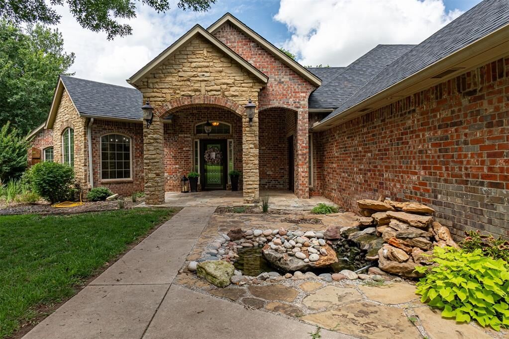 Property Photo: 14525 Cottonwood Drive OK 73025