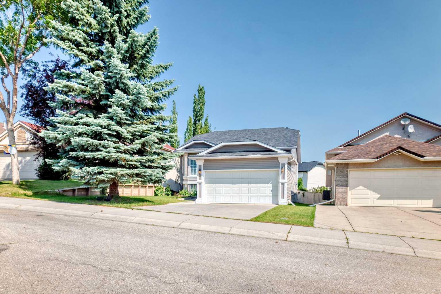 Property Photo: 28 Harvest Oak Drive NE AB T3K 4E2