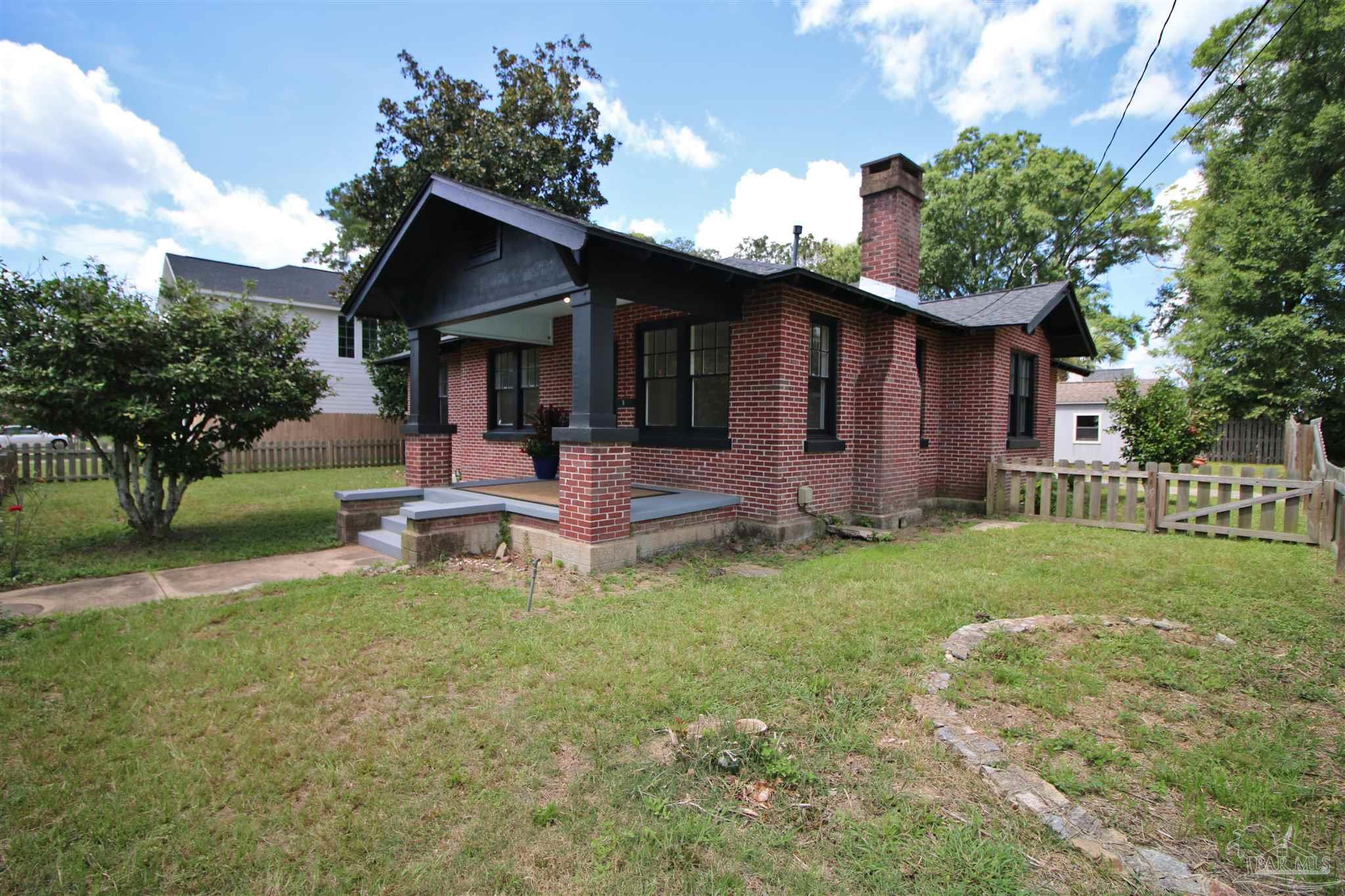Property Photo:  2323 N 17th Ave  FL 32503 