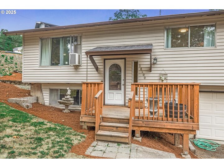 Property Photo: 18300 Scott Ct OR 97027