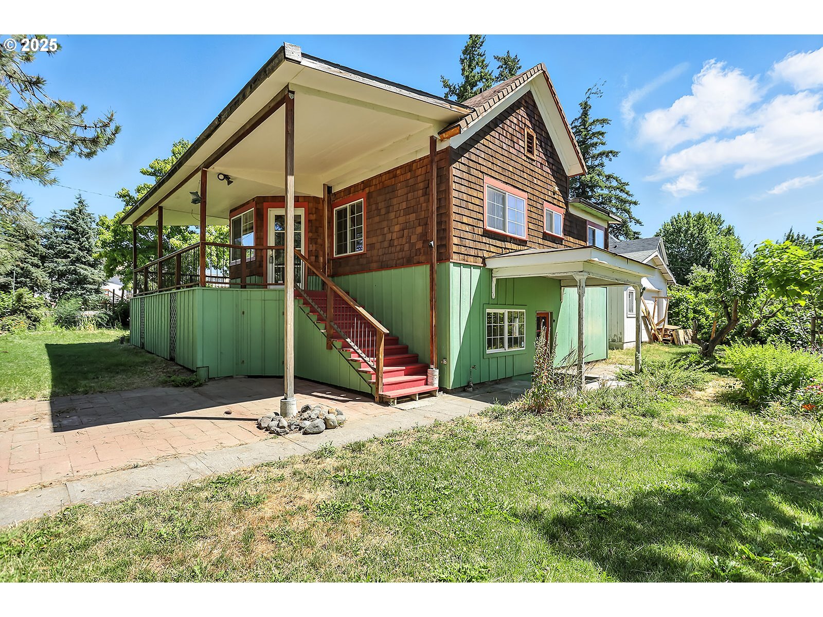 Property Photo: 125 NE 4th St OR 97021