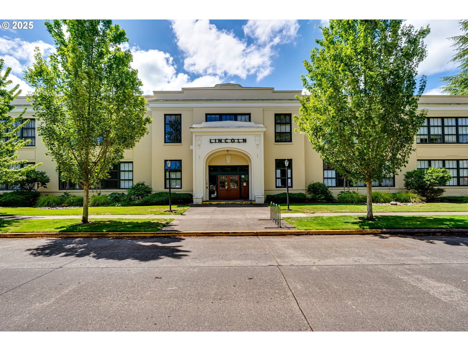 Property Photo:  650 W 12th Ave 216  OR 97402 