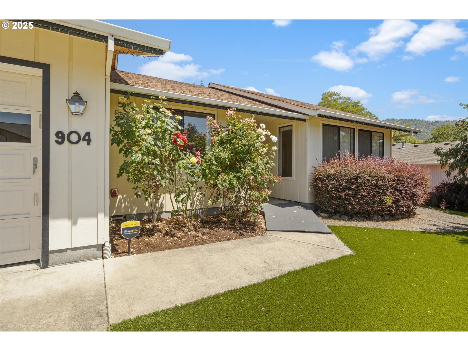 Property Photo: 904 NW Carol Dr OR 97526
