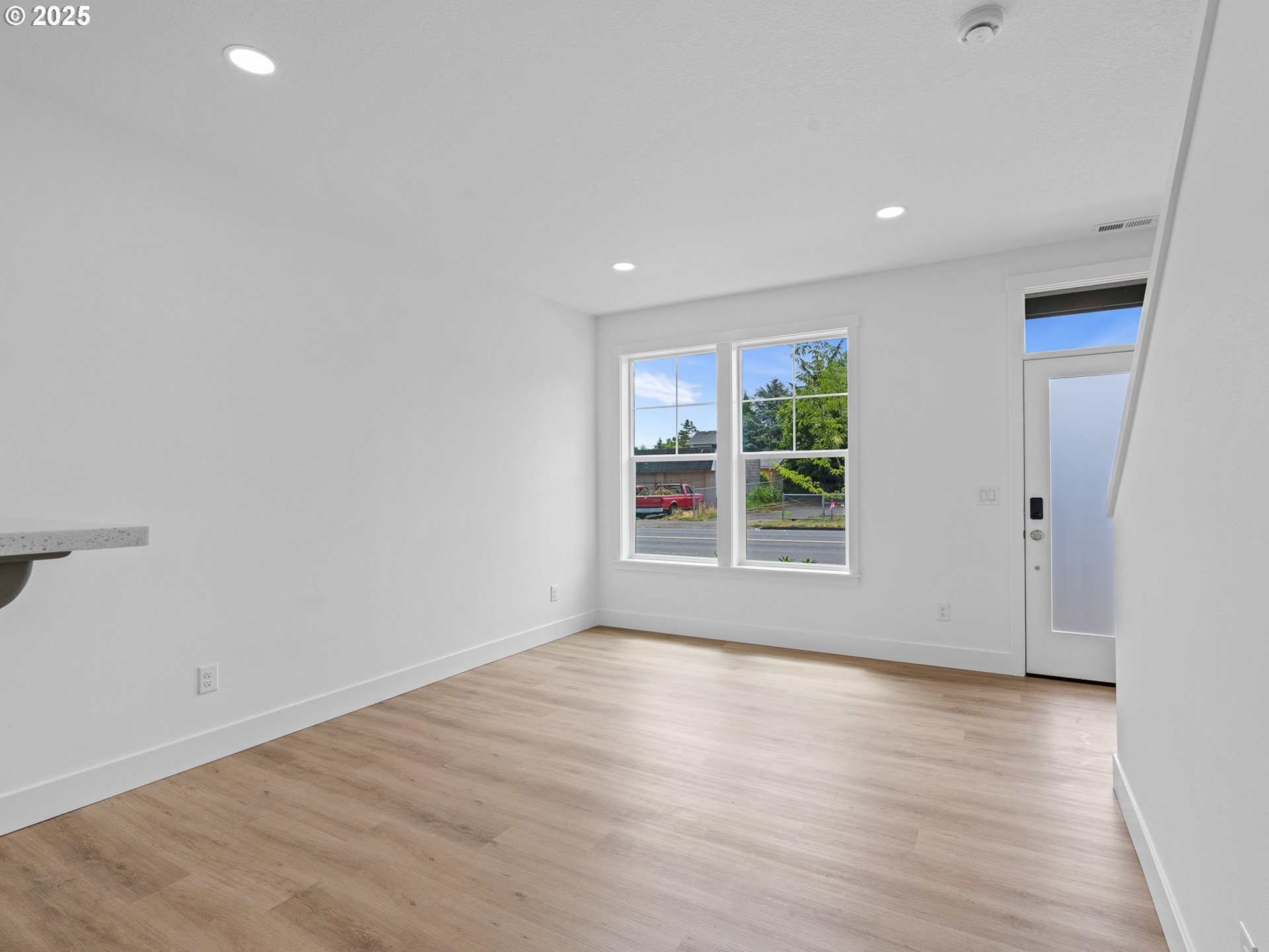 Property Photo: 7423 NE Fremont St OR 97213