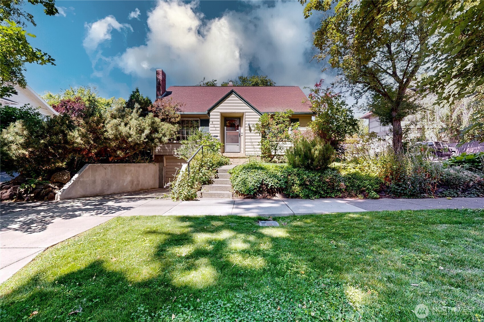 Property Photo: 811 Estrella Street WA 99362