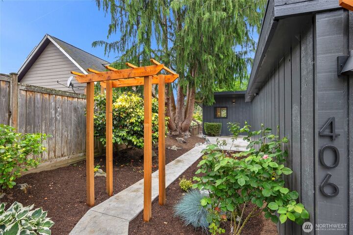 Property Photo:  406  Center Place  WA 98203 