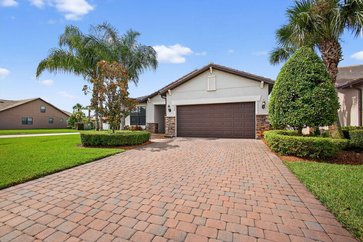 Property Photo: 194 SE Courances Drive FL 34984