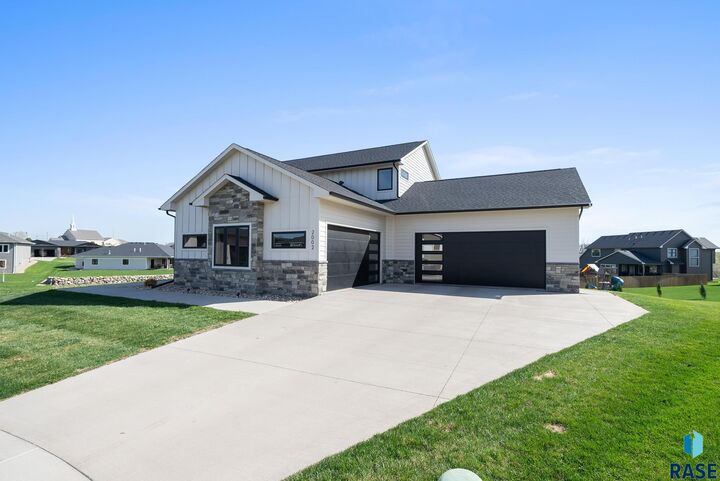 Property Photo:  2002 S Meadowview Cir Circle  SD 57110 