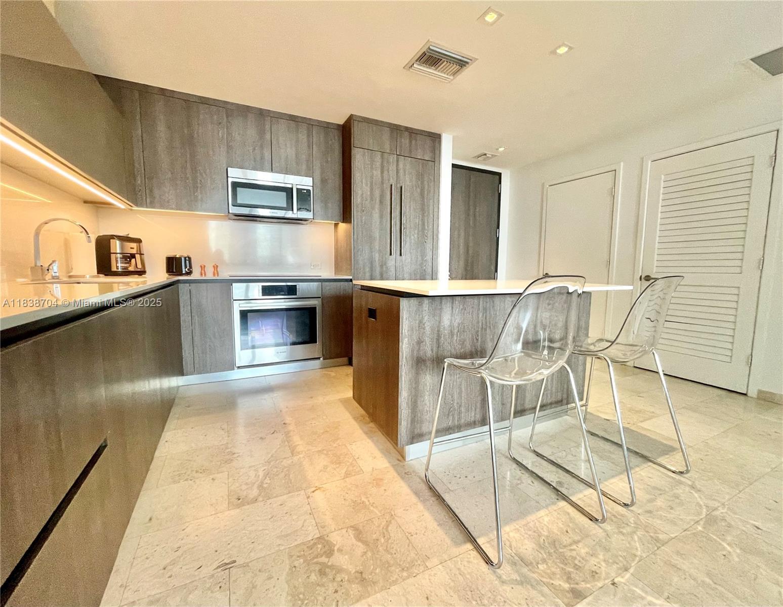 88 SW 7th St 1805  Miami FL 33130 photo