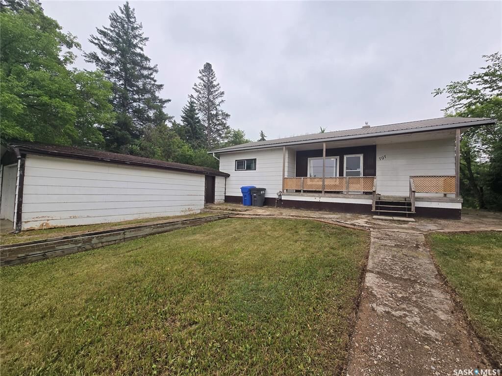 Property Photo: 707 Poplar Street SK S0G 5H0