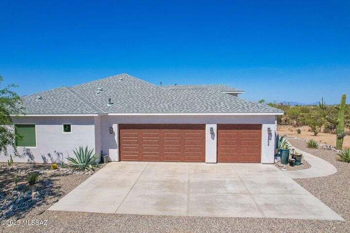 Property Photo:  3855 W Potvin Lane  AZ 85742 