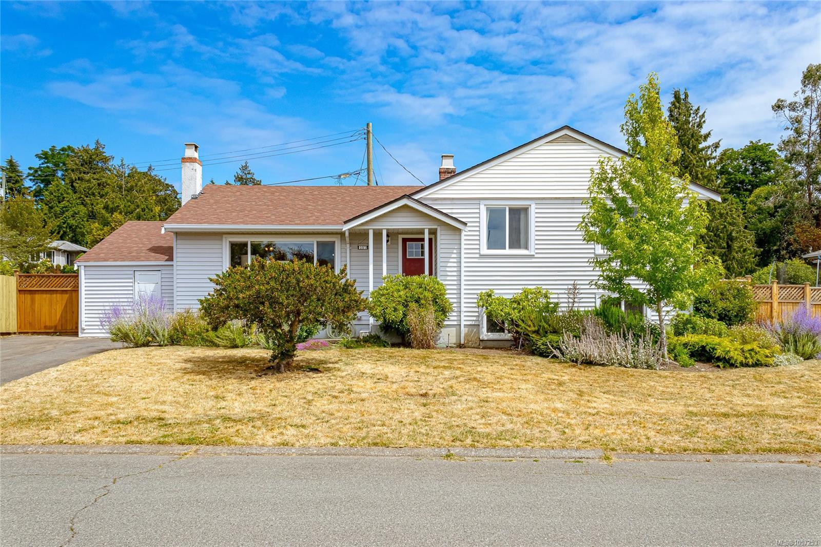 Photo de la propriété:  3231 Frechette St  BC V8P 4N8 