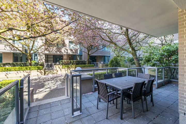 Photo de la propriété:  1019 Expo Boulevard  BC V6Z 2W1 