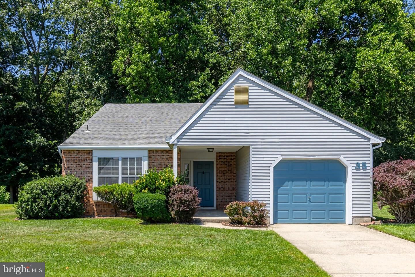 Property Photo:  35 Pinecrest Drive  NJ 08096 