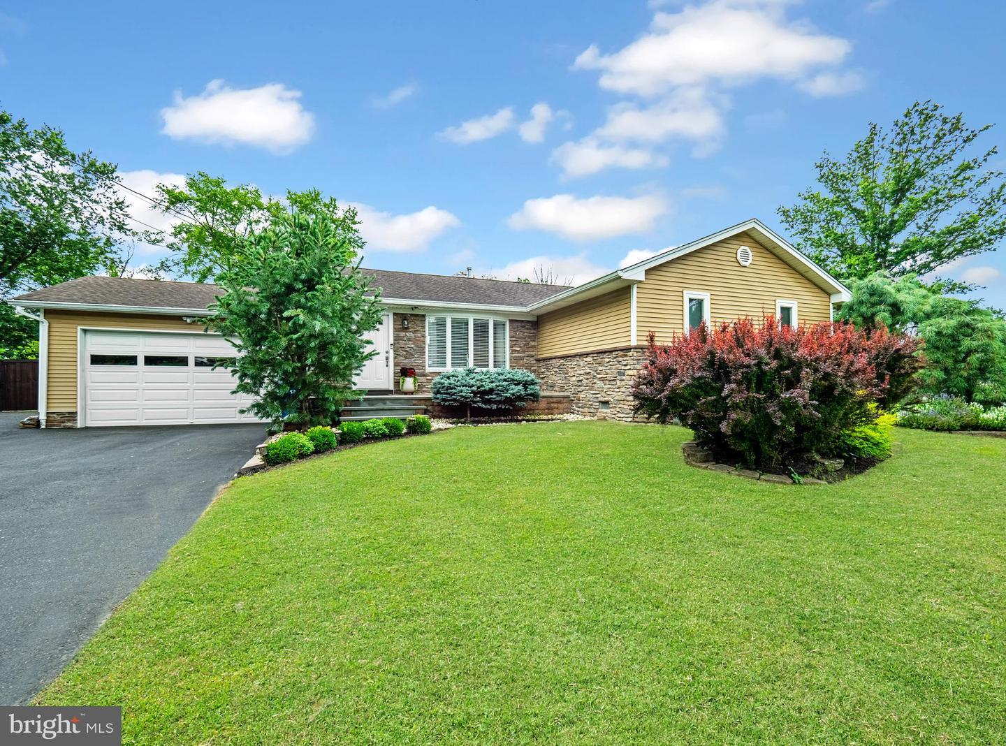 Property Photo:  4 Cherokee Drive  NJ 08534 