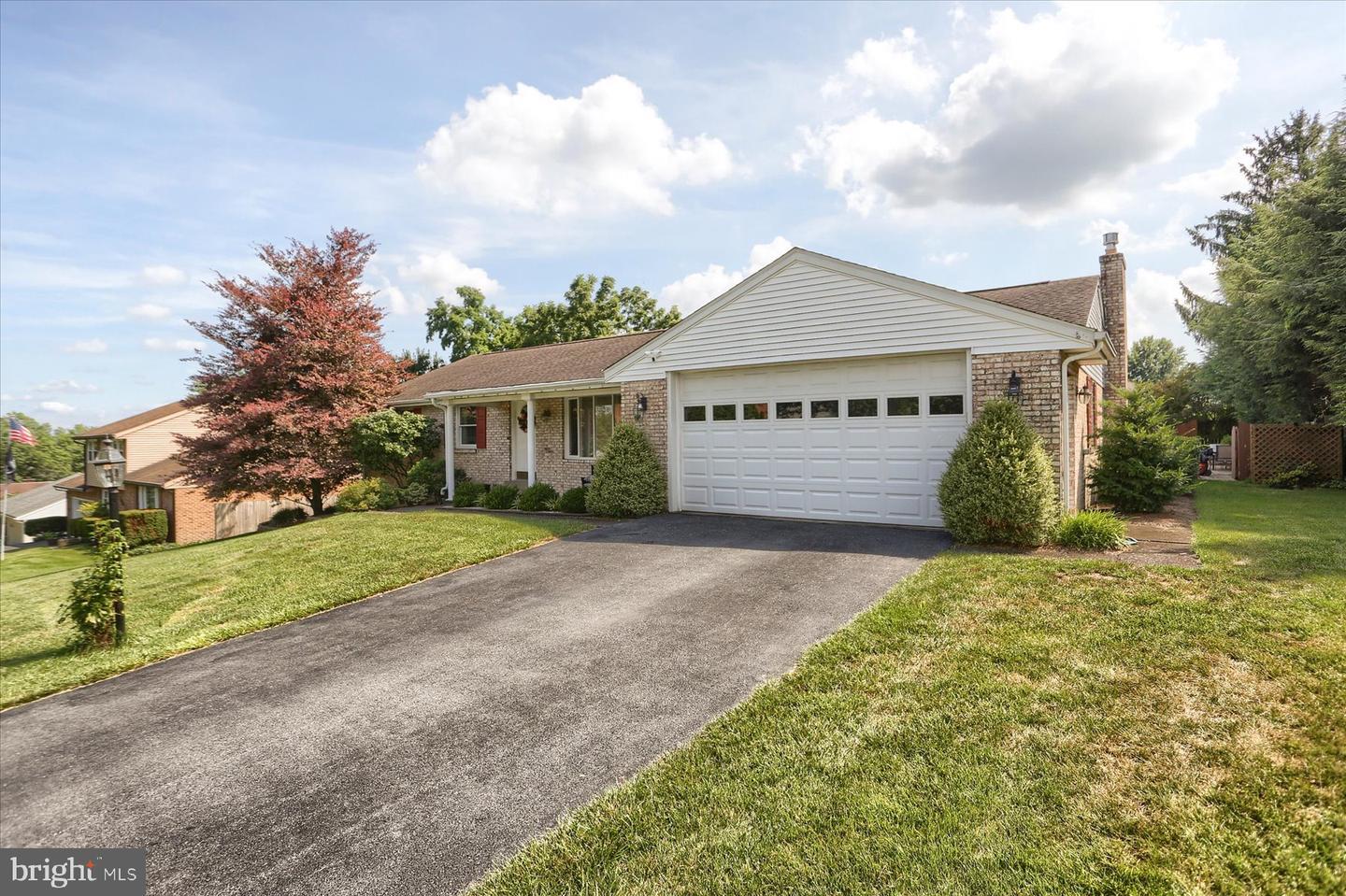Property Photo:  1009 Copper Creek Drive  PA 17050 
