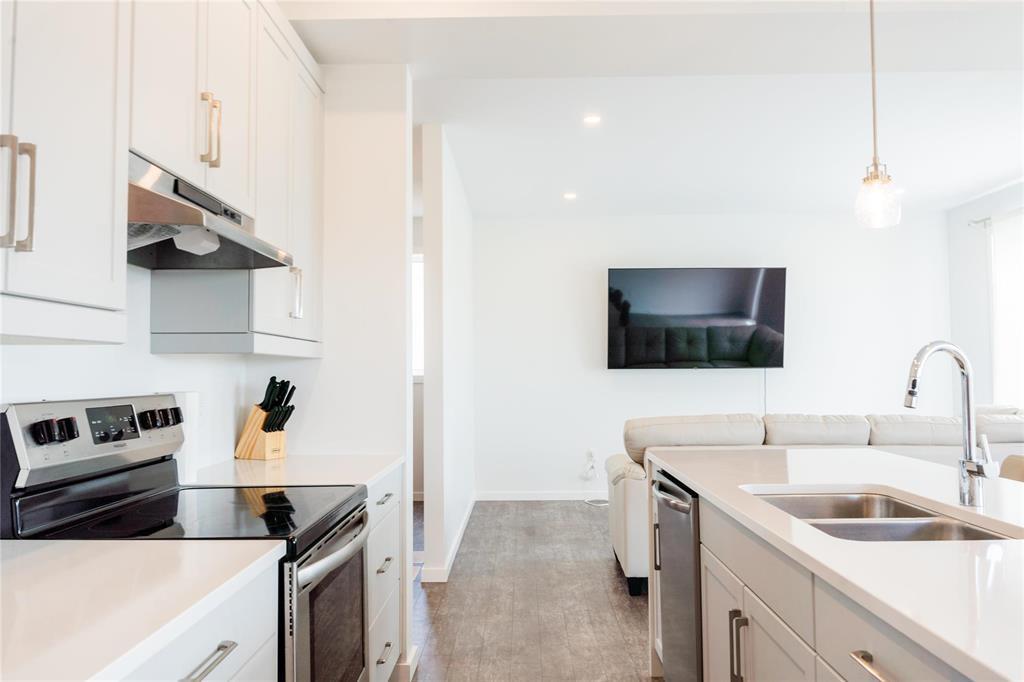 Property Photo: 136 Blackbird Way MB R5A 1H6